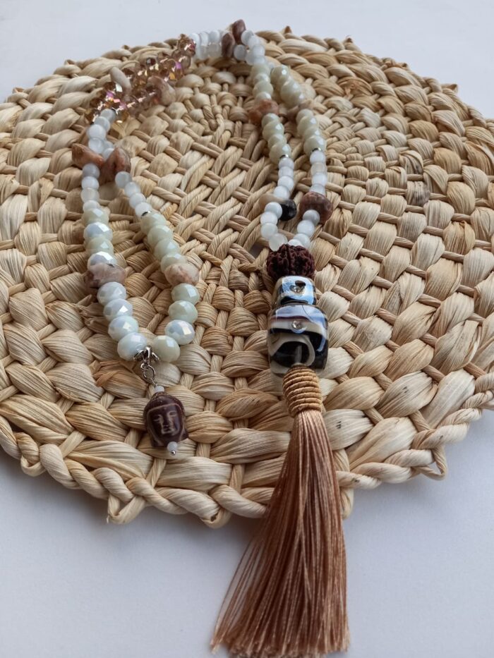 Essa é a Japamala olho de tigre, com selenita e cristais.